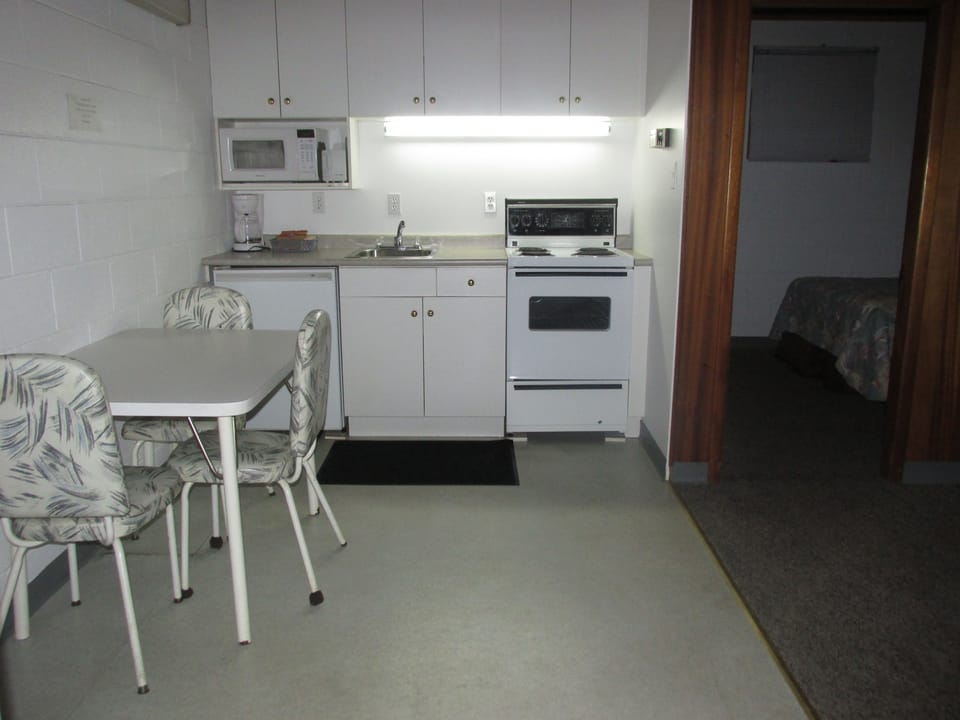 Standard Suite, 1 Bedroom, Kitchenette | Private kitchen | Coffee/tea maker, mini-fridge, microwave