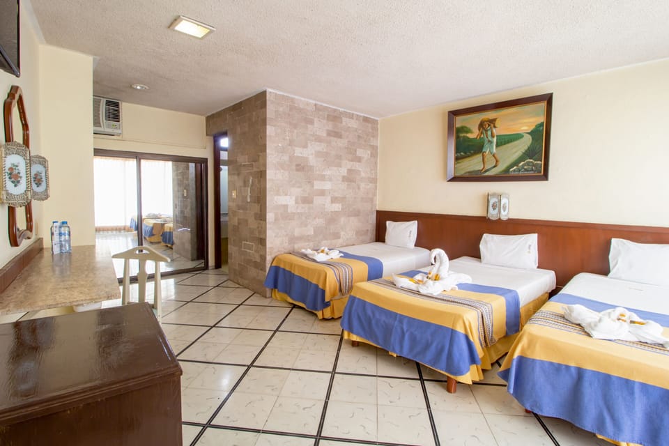 Triple Room | Desk, WiFi (free)