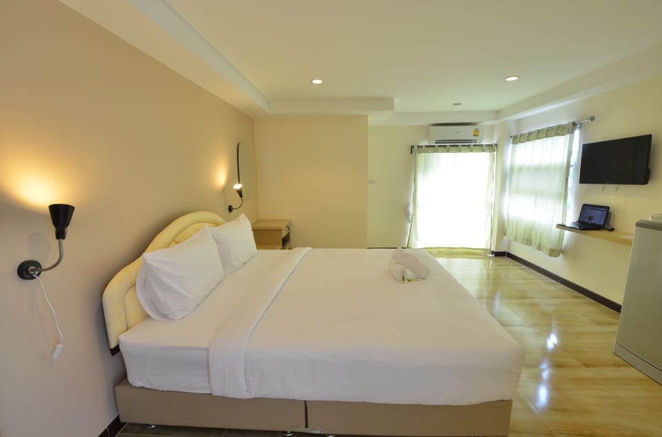Superior Double Room | Desk, blackout drapes, free WiFi