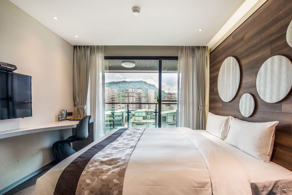 Taipei 101 View Double Room | Desk, free WiFi, bed sheets