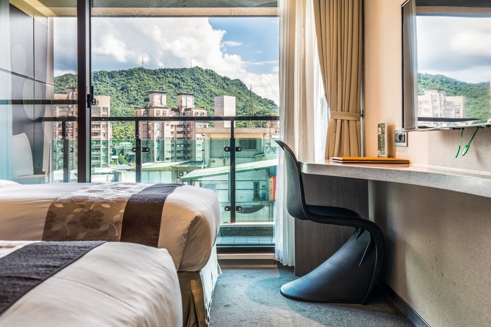 Taipei 101 View Twin Room | Desk, free WiFi, bed sheets