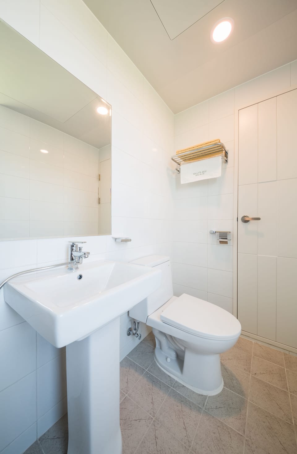 Suite | Bathroom | Shower, free toiletries, hair dryer, towels