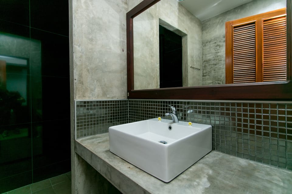 Superior Twin Room | Bathroom | Shower, free toiletries, hair dryer, towels