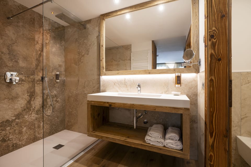 Family Room | Bathroom | Shower, free toiletries, hair dryer, slippers