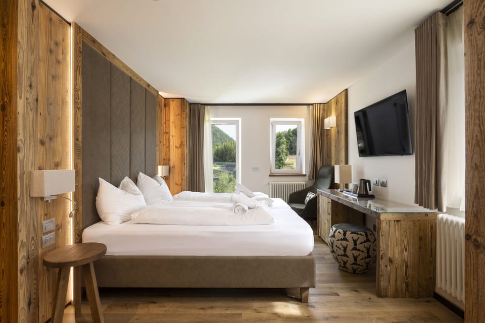 Superior Room | In-room safe, individually decorated, individually furnished, desk