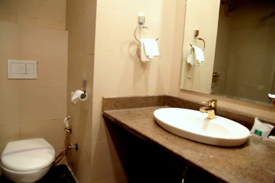 Family Room | Bathroom | Shower, free toiletries, hair dryer, slippers