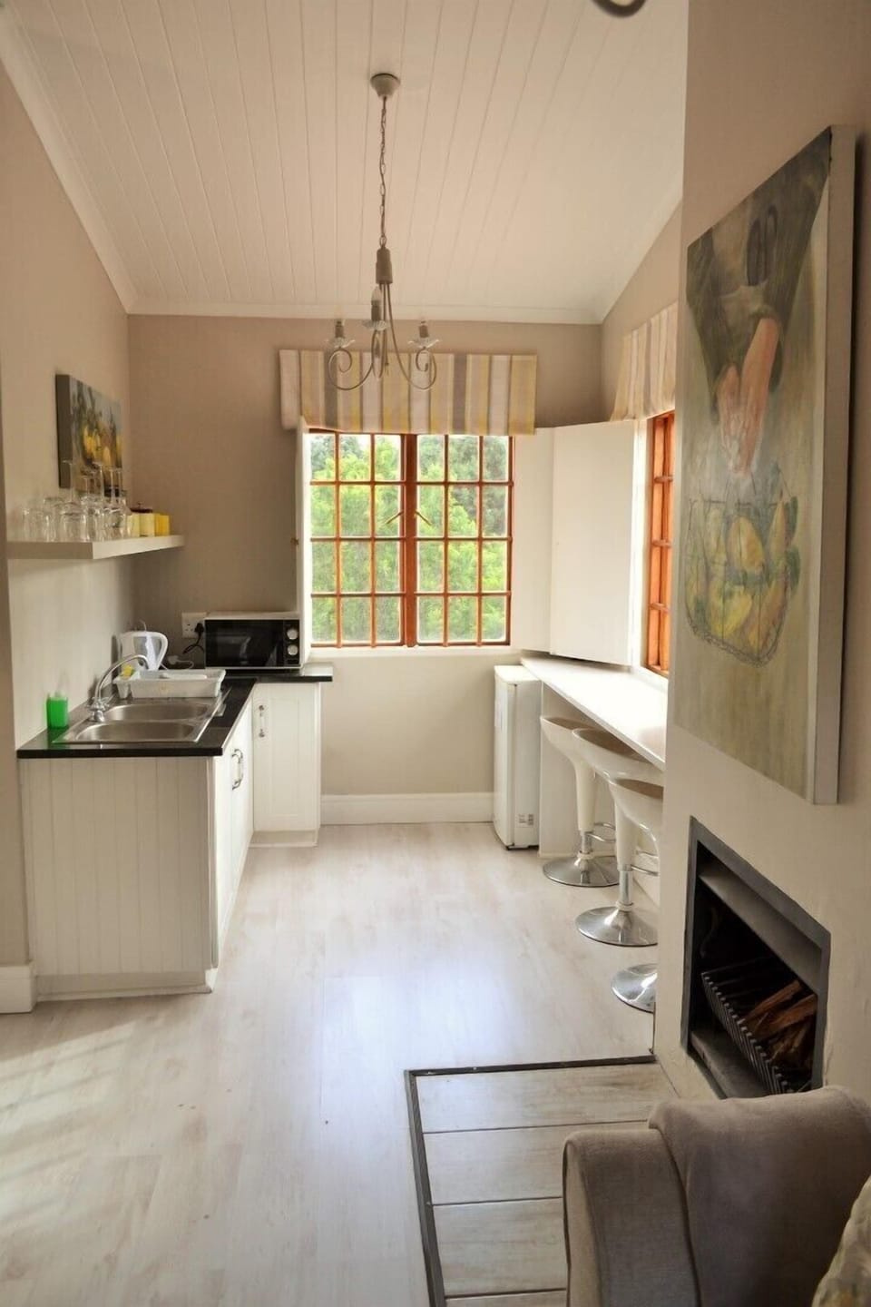 Deluxe Studio | Private kitchenette | Coffee/tea maker, fridge, electric kettle, cookware/dishes/utensils