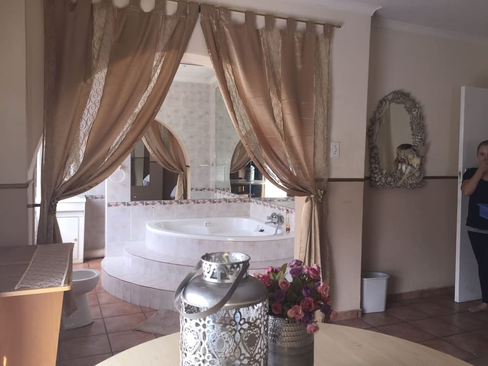 Honeymoon Suite | Bathroom | Free toiletries, hair dryer, towels