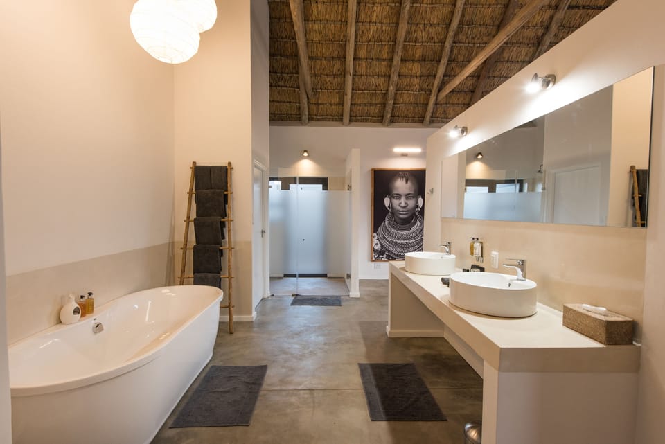 Deluxe Garden Suite | Bathroom | Free toiletries, hair dryer, towels