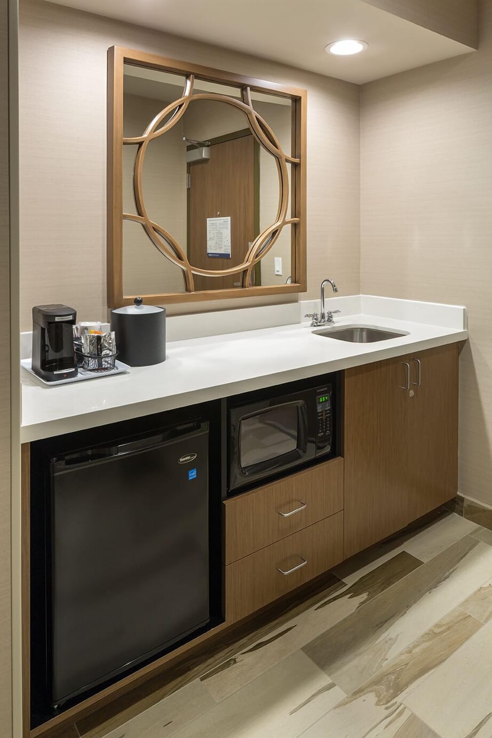 Studio, 1 King Bed, Non Smoking, Refrigerator & Microwave | Private kitchenette | Fridge, microwave, coffee/tea maker