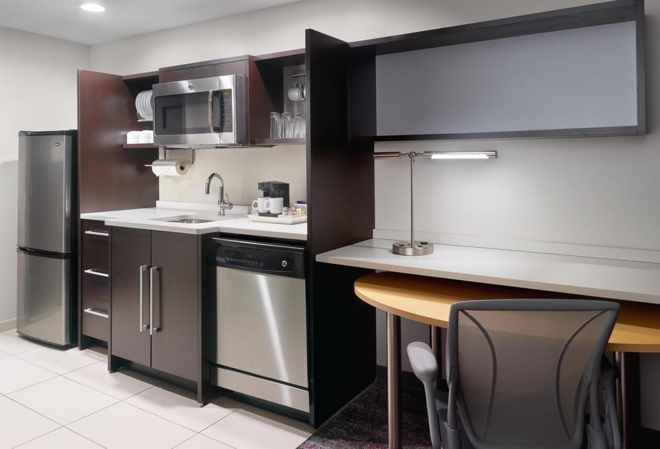 Full-size fridge, microwave, dishwasher, coffee/tea maker