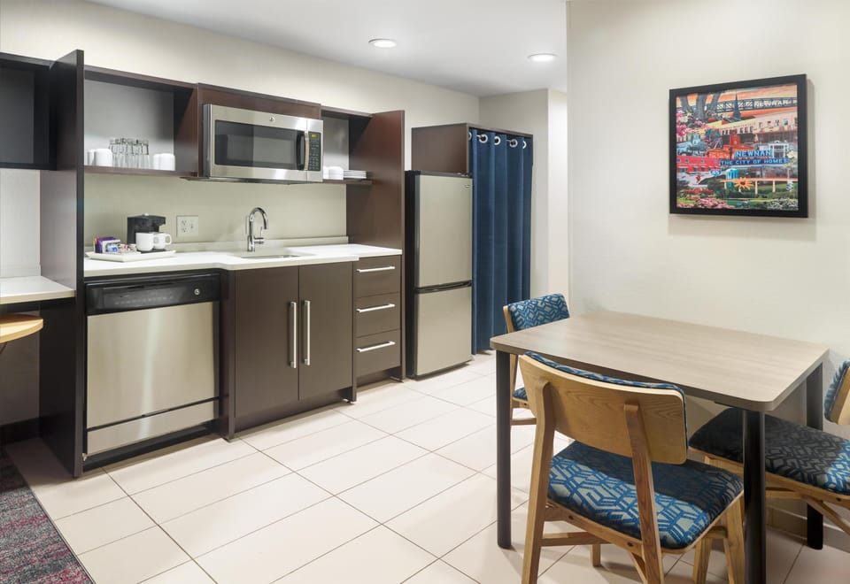 Full-size fridge, microwave, dishwasher, coffee/tea maker