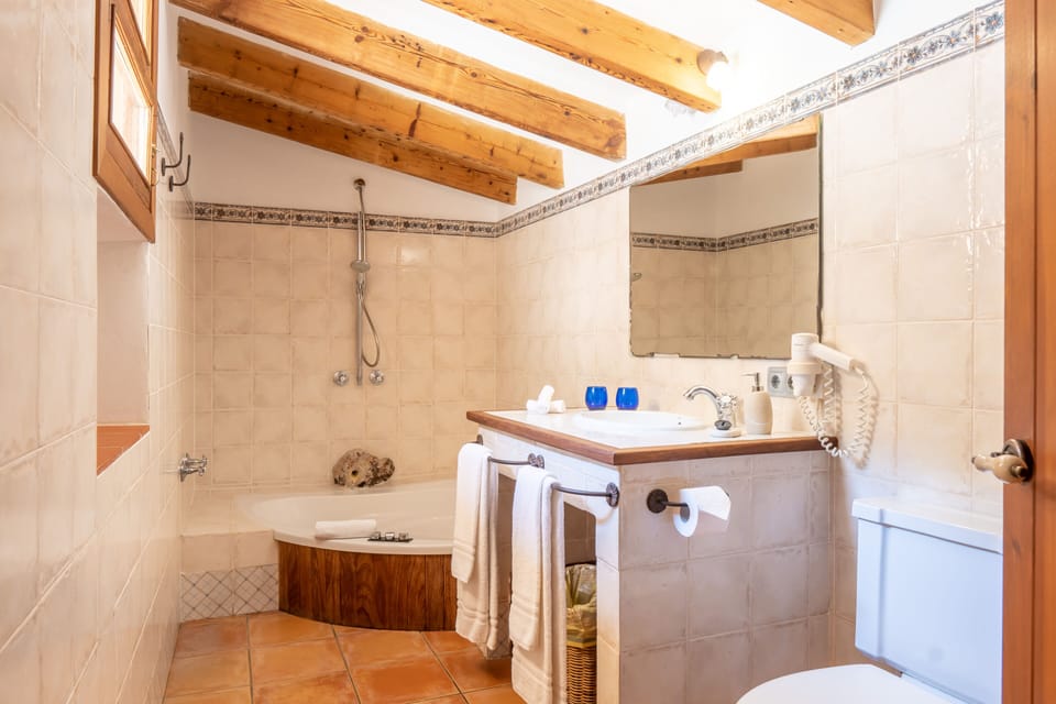 Junior Suite, 1 Double Bed | Bathroom | Free toiletries, hair dryer, towels, soap