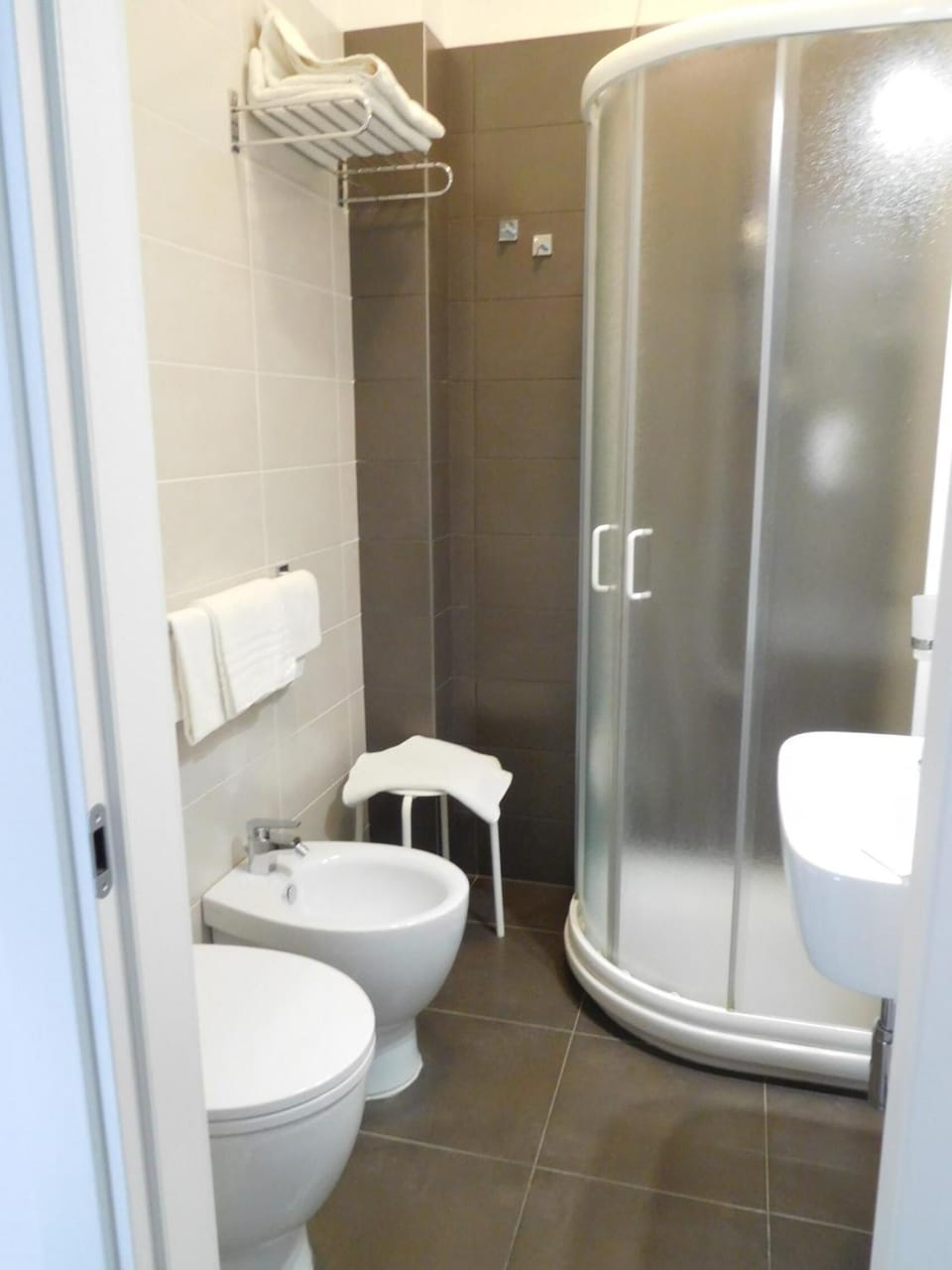 Shower, free toiletries, hair dryer, bidet