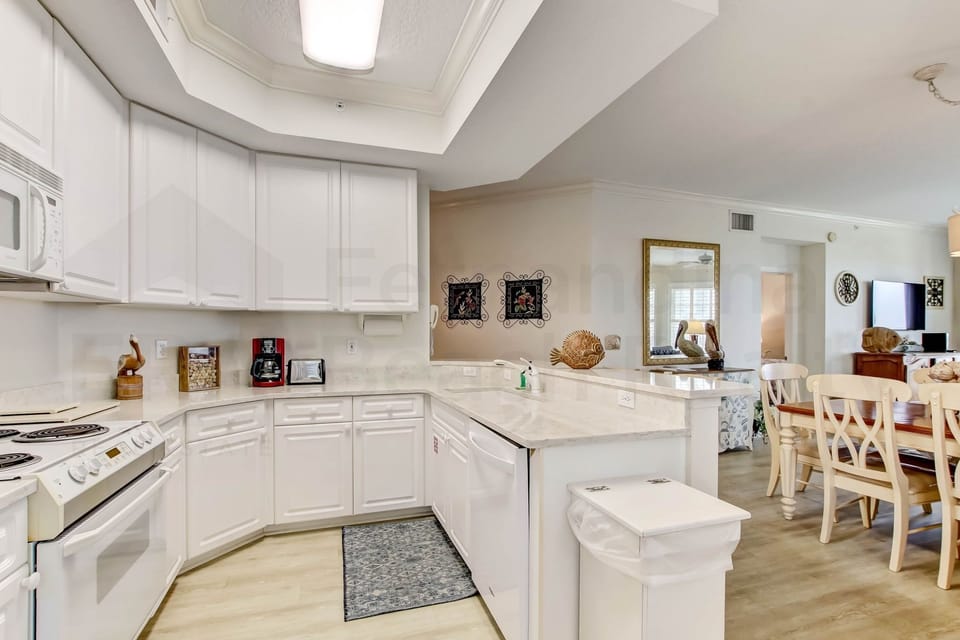 Condo, 3 Bedrooms | Private kitchen | Full-size fridge, microwave, oven, stovetop