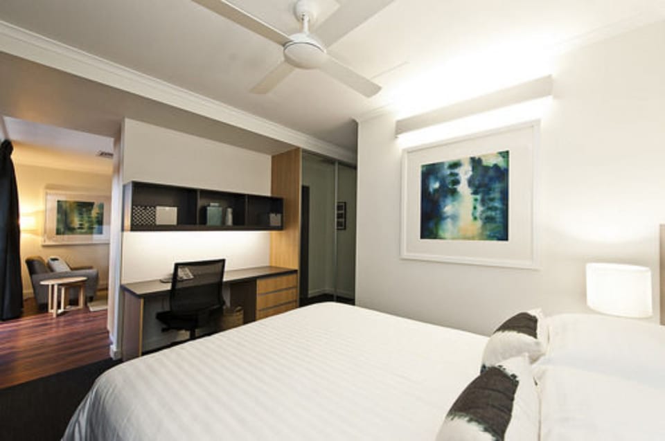 Executive Studio | Desk, laptop workspace, blackout drapes, soundproofing