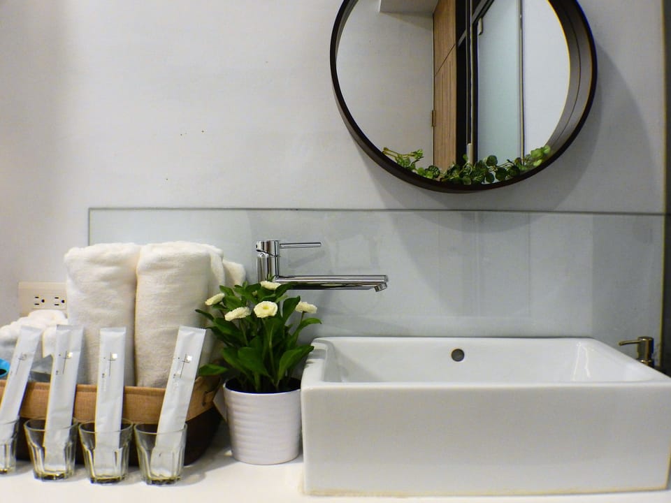 Comfort Quadruple Room, 1 Bedroom | Bathroom sink