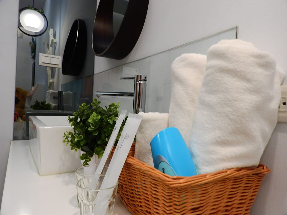 Honeymoon Double Room, 1 Bedroom | Bathroom sink