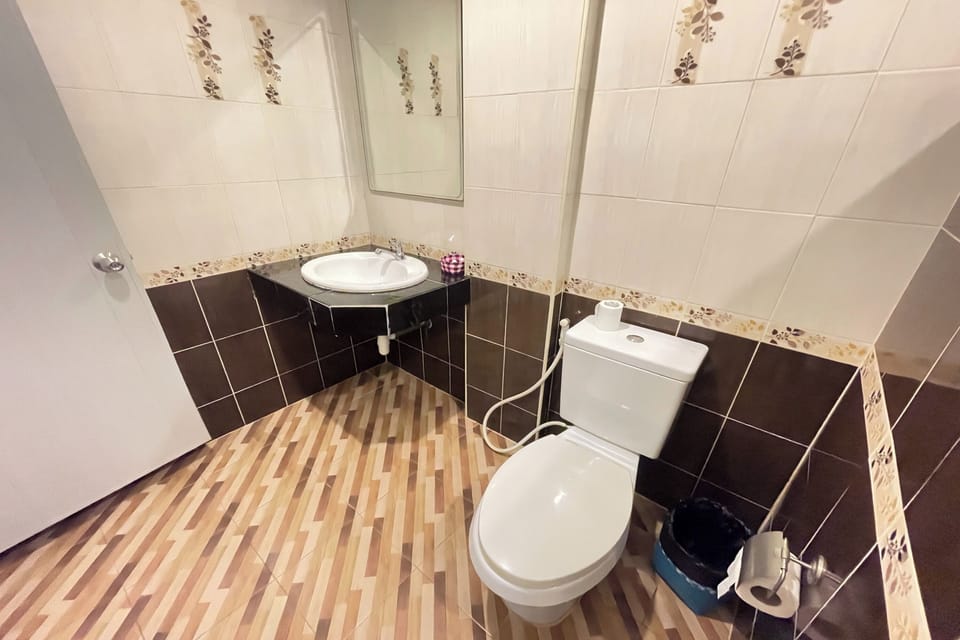 Shower, rainfall showerhead, free toiletries, hair dryer