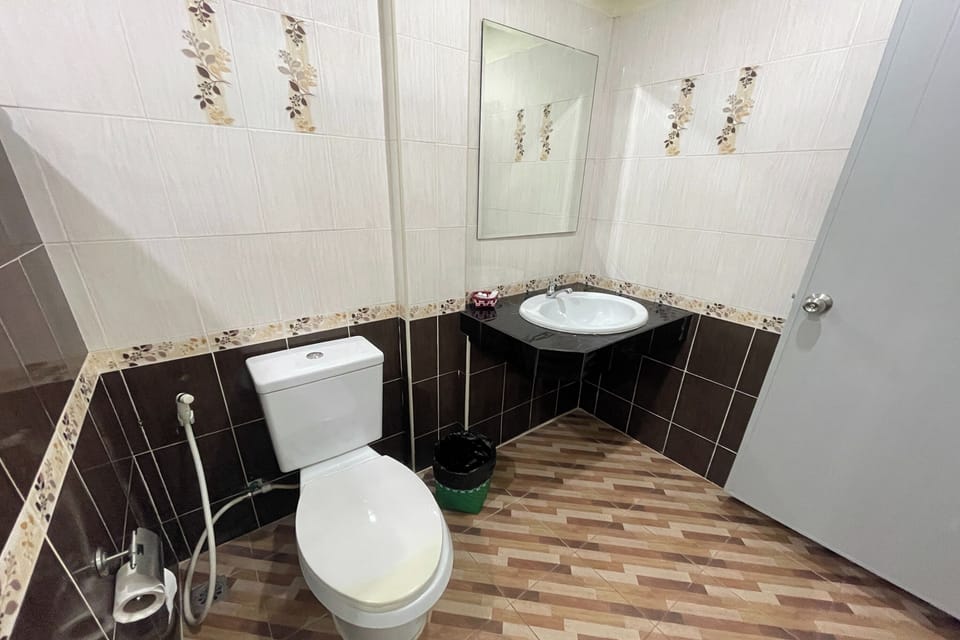Shower, rainfall showerhead, free toiletries, hair dryer