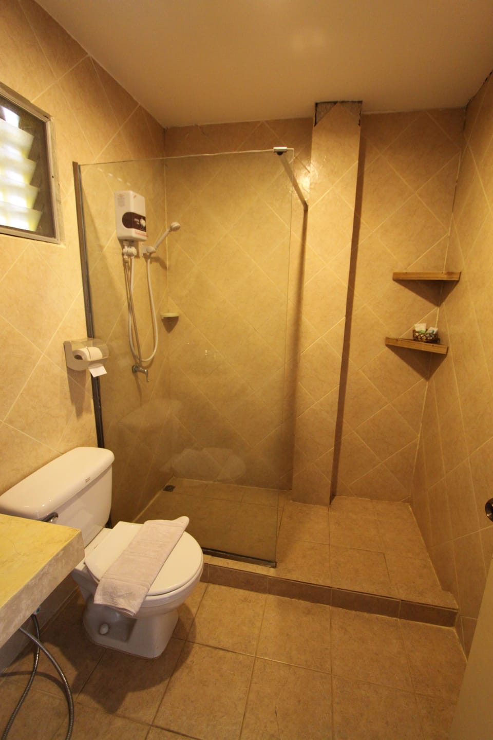Deluxe Double Bed | Bathroom | Shower, free toiletries, towels, toilet paper