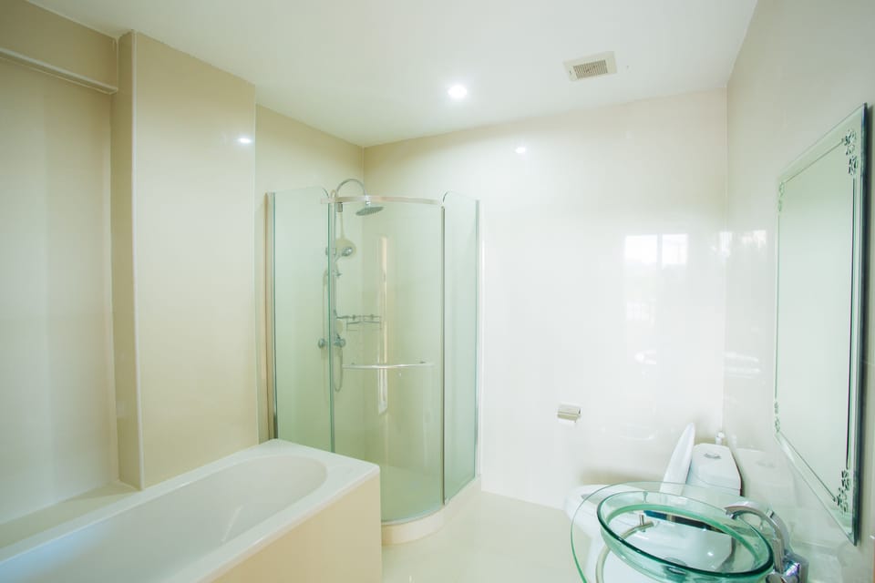 Grand Suite | Bathroom | Shower, free toiletries, bidet, towels