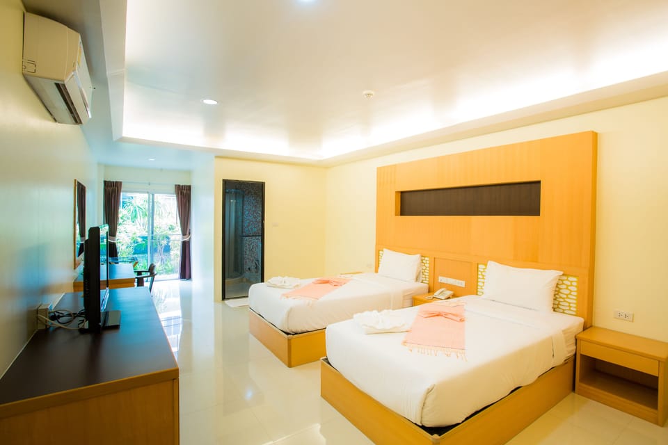 Comfort Room | Desk, blackout drapes, rollaway beds, free WiFi
