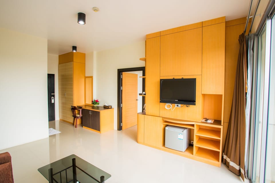 Junior Suite | Desk, blackout drapes, rollaway beds, free WiFi