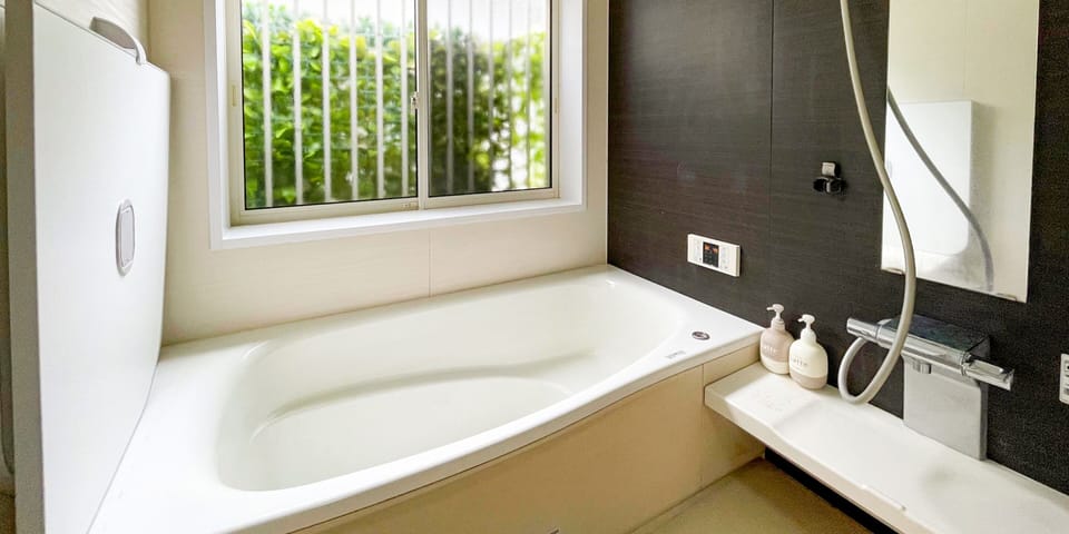 Family Cottage, Non Smoking | Bathroom | Shower, towels