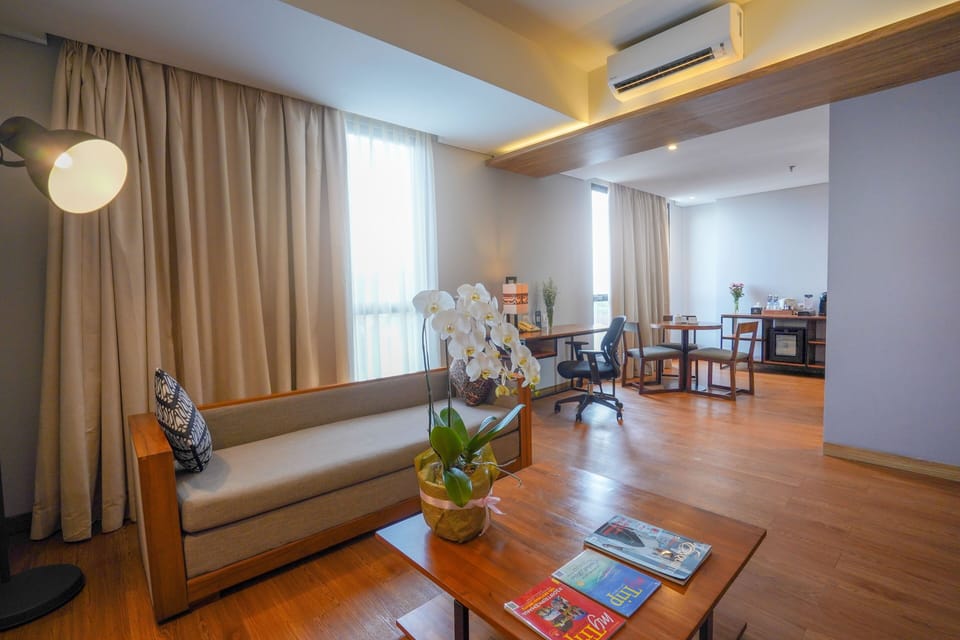 Suite | Living area | 32-inch LCD TV with cable channels, TV
