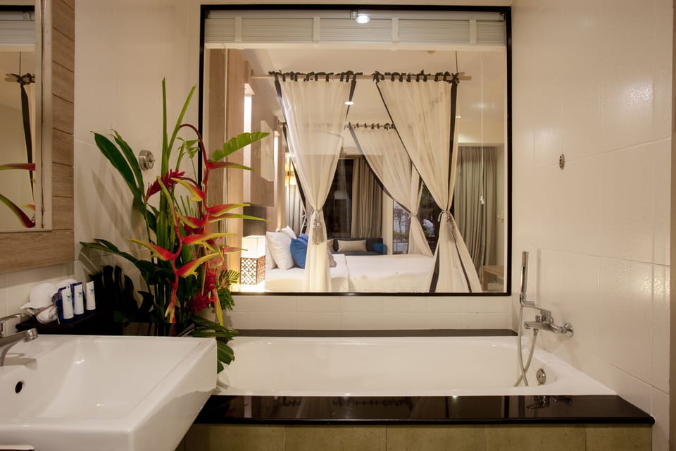 Pool Suites | Bathroom | Separate tub and shower, free toiletries, hair dryer, bathrobes