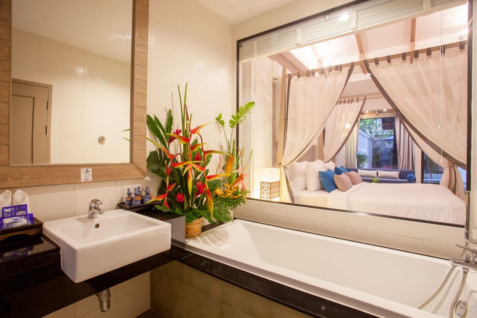 Pool Suites | Bathroom | Separate tub and shower, free toiletries, hair dryer, bathrobes