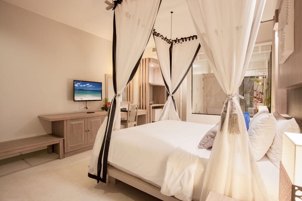 Pool Suites | Minibar, in-room safe, desk, free WiFi