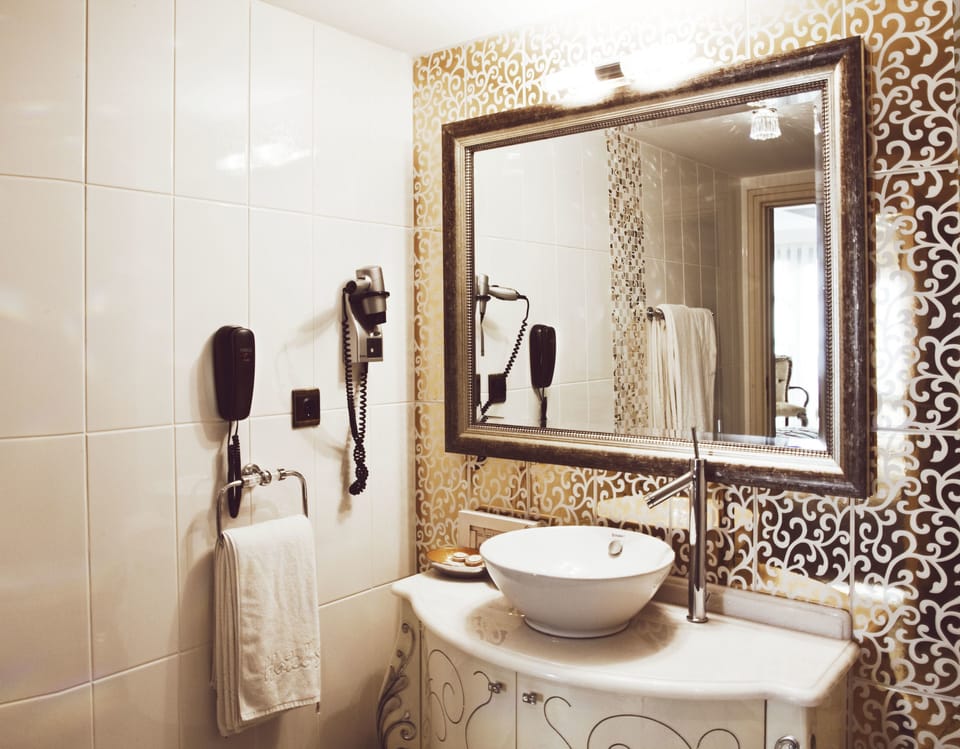 Deluxe Suite, Sea View | Bathroom | Shower, eco-friendly toiletries, hair dryer, bathrobes