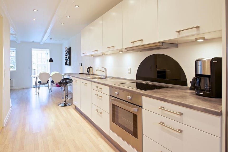 Full-size fridge, oven, stovetop, dishwasher
