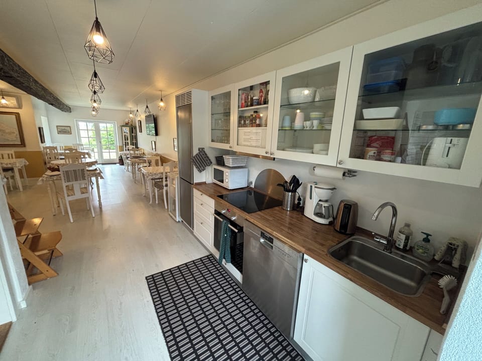 Full-size fridge, oven, stovetop, dishwasher