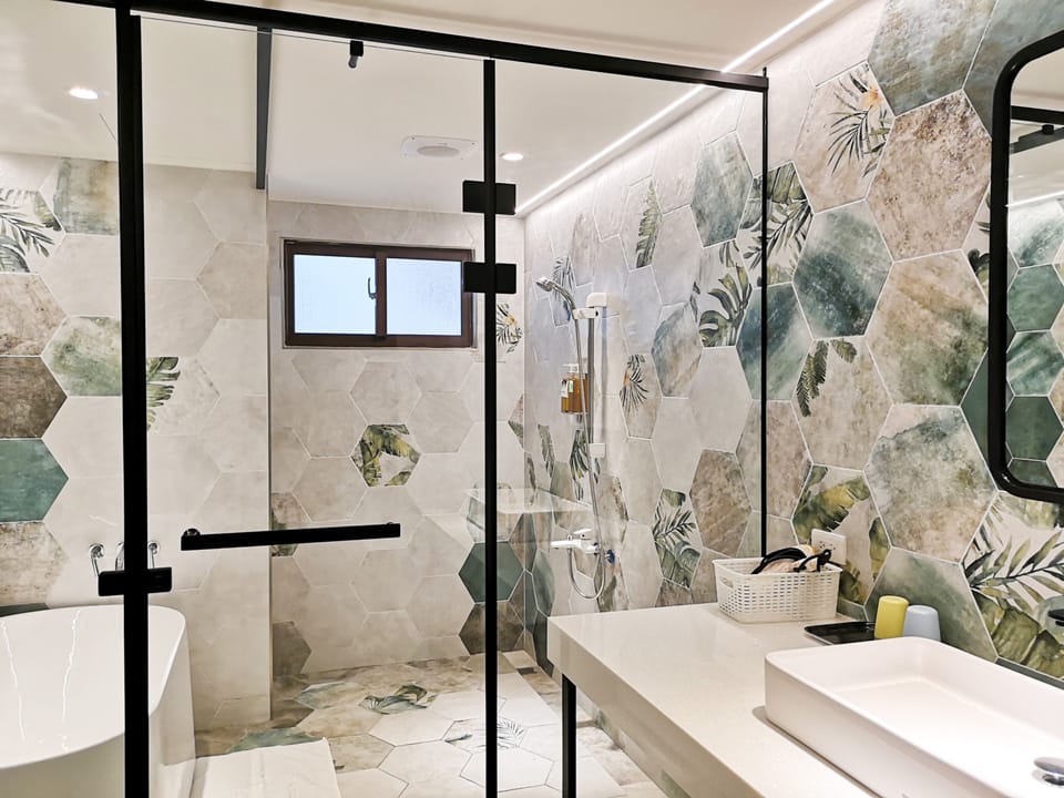 Family Room | Bathroom | Shower, free toiletries, hair dryer, slippers