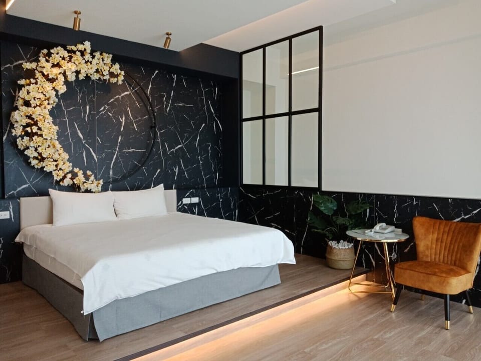 Grand Room, 1 Queen Bed, Lanai, Mezzanine | Premium bedding, down comforters, Select Comfort beds