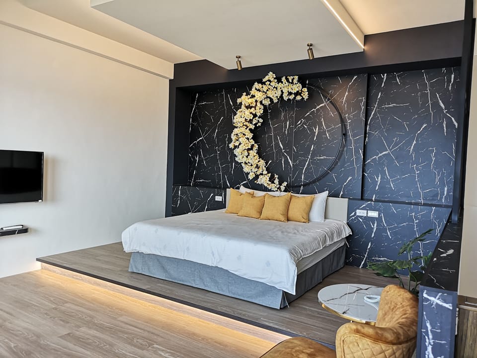 Grand Room, 1 Queen Bed, Lanai, Mezzanine | Premium bedding, down comforters, Select Comfort beds