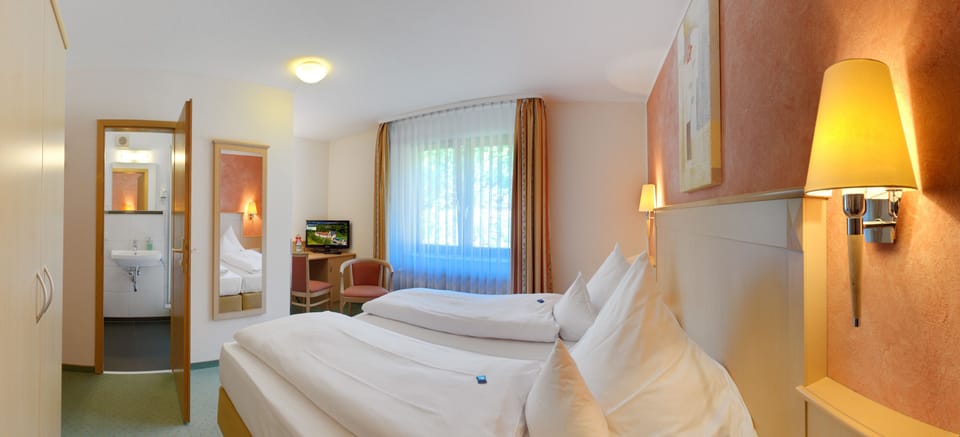 Classic Double Room | Desk, free cribs/infant beds, free WiFi, bed sheets