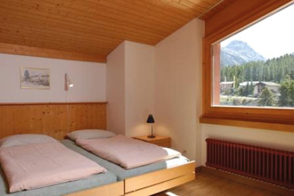 Twin Room, Shared Bathroom | In-room safe, desk, bed sheets