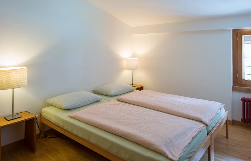 In-room safe, desk, bed sheets