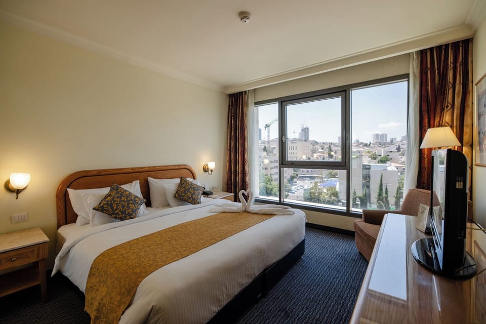 Deluxe Suite | Minibar, in-room safe, iron/ironing board, free WiFi