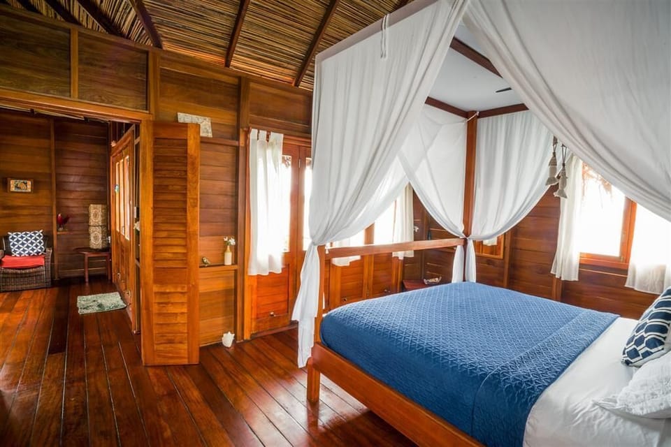 Bungalow Honeymoon Suite over the water | Free WiFi, bed sheets