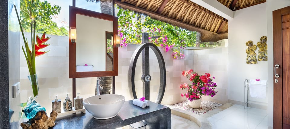 Shower, rainfall showerhead, free toiletries, hair dryer