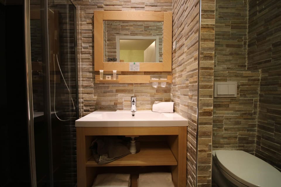 Chambre supérieure terrasse | Bathroom | Shower, rainfall showerhead, free toiletries, hair dryer