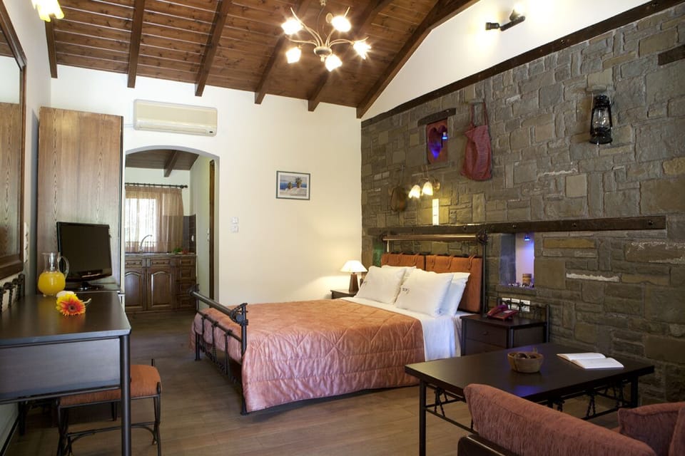Junior Suite | In-room safe, desk, soundproofing, iron/ironing board (on request)