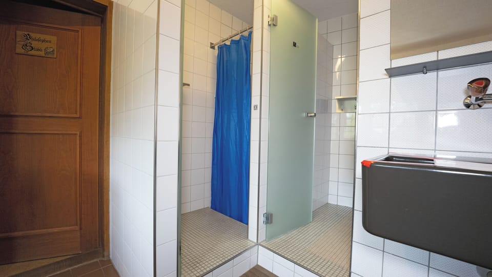 Shower, towels