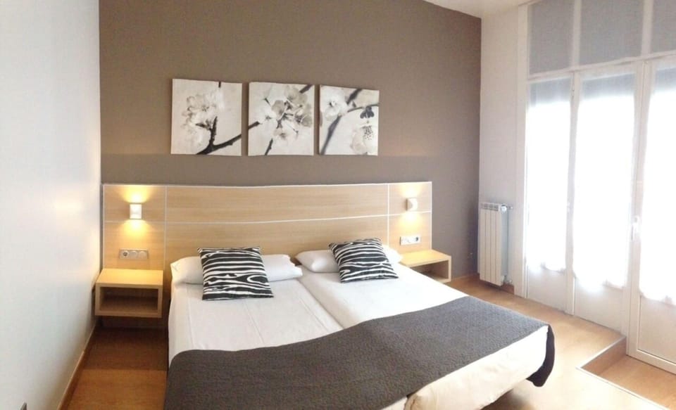 Double or Twin Room, Courtyard View (Interior) | Minibar, in-room safe, desk, blackout drapes