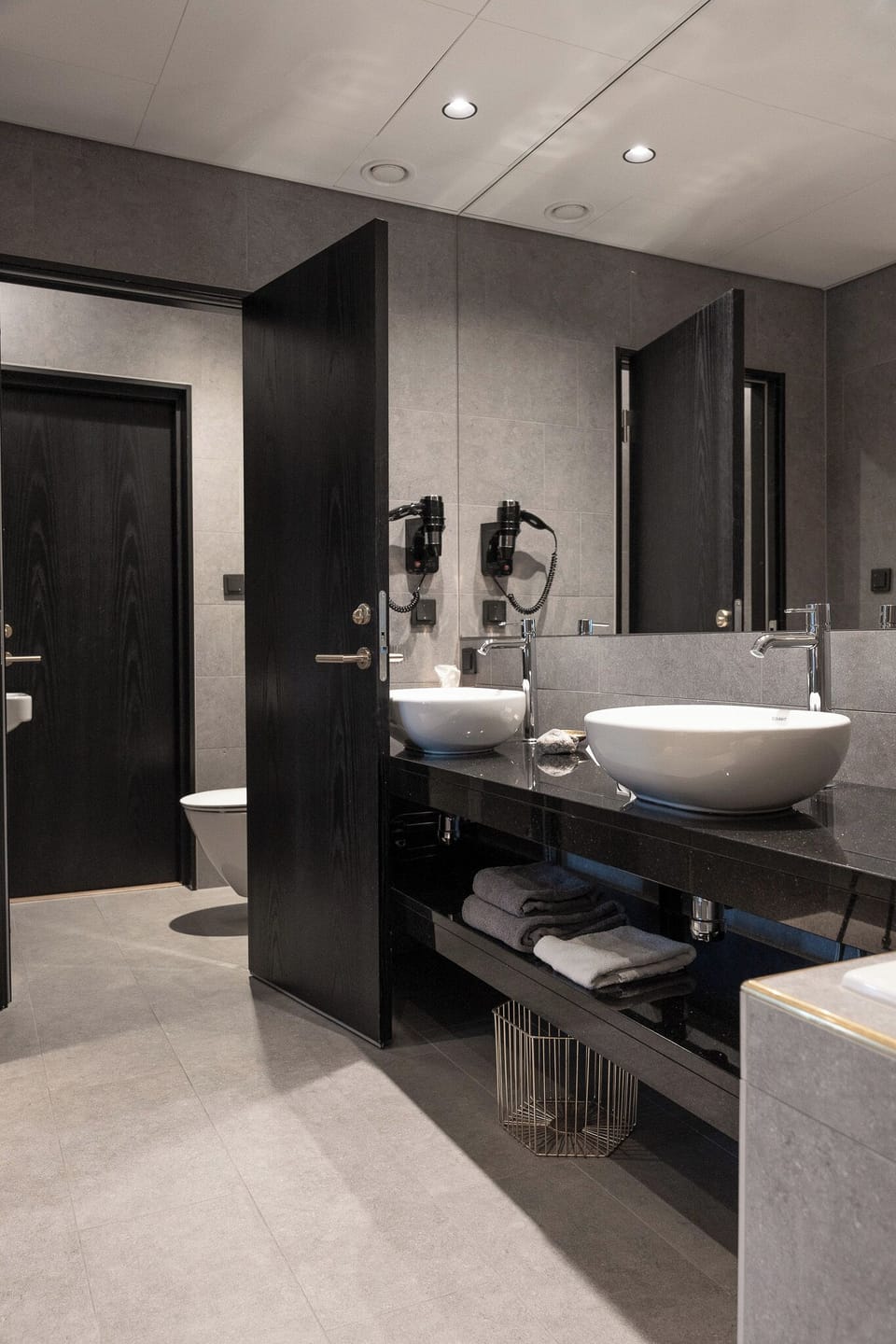 Suite (Summer) | Bathroom | Shower, designer toiletries, hair dryer, towels